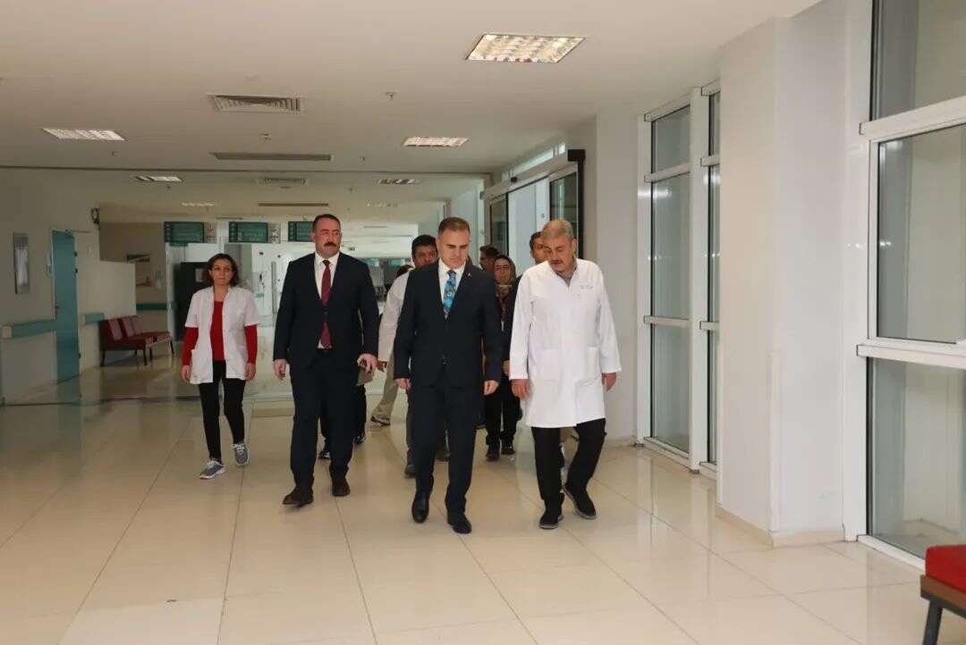 ​Muğla Valisi Akbıyık,  AK Parti Eski İl Başkanı Laçin’in Ailesini Hastanede Ziyaret Etti 1